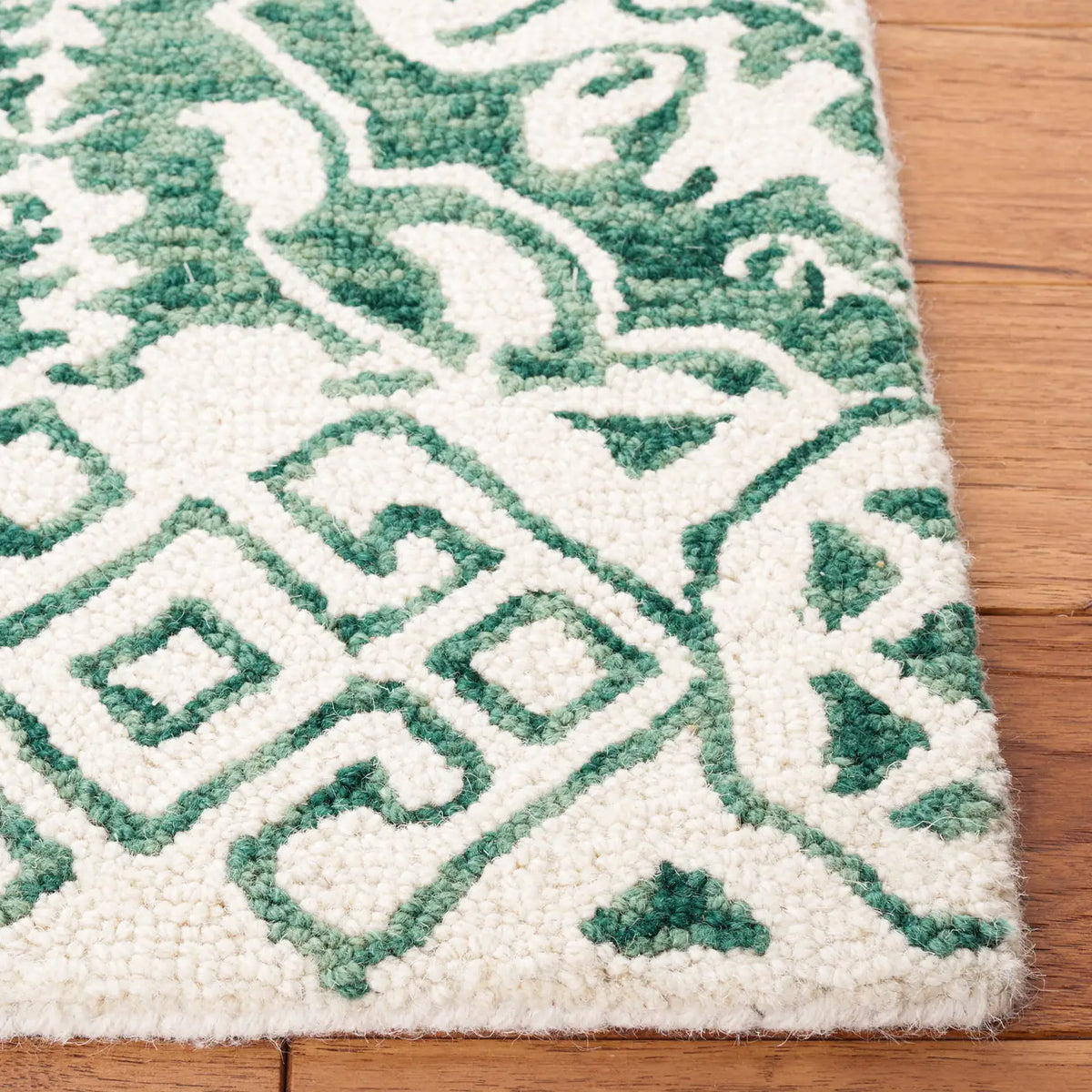 Safavieh Dip Dye 4'-0" x 6'-0" Rug in Dark Green / Ivory