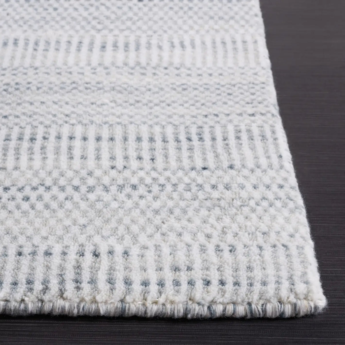 Safavieh Mirage 4'-0" x 6'-0" Rug in Light Grey / Ivory