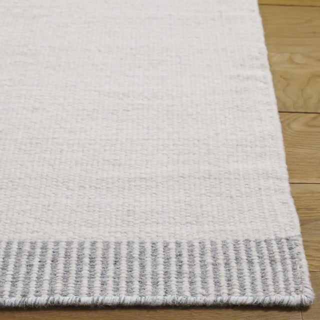 Safavieh Vermont 4'-0" x 6'-0" Rug in Ivory / Grey