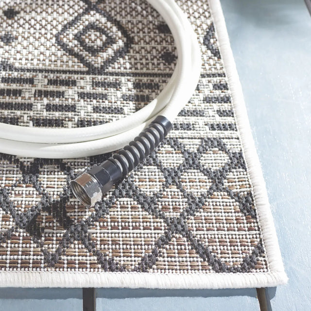 Safavieh Havana 4'-5" x 6'-5" Rug in Light Brown / Black
