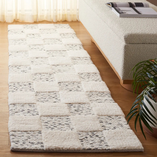 Safavieh Natura 2'-3" x 8'-0" Rug in Ivory / Black
