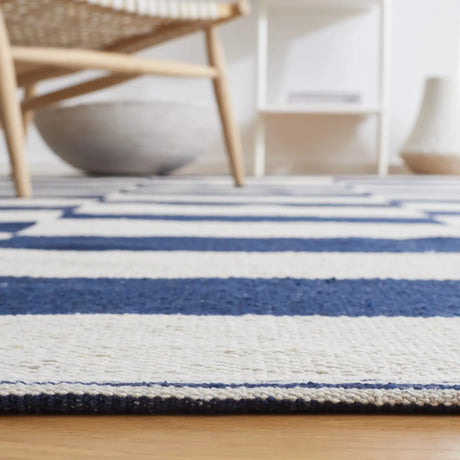 Safavieh Montauk 4'-0" x 6'-0" Rug in Navy / Ivory