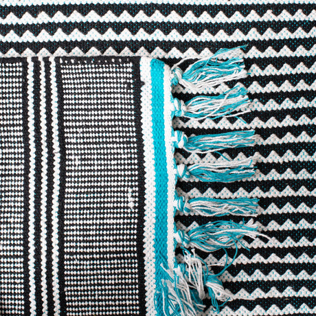 Safavieh Montauk 5'-0" x 8'-0" Rug in Turquoise / Multi