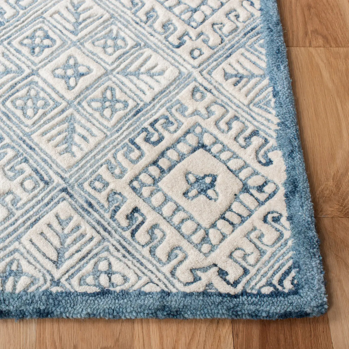 Safavieh Glamour 5'-0" x 8'-0" Rug in Blue / Ivory