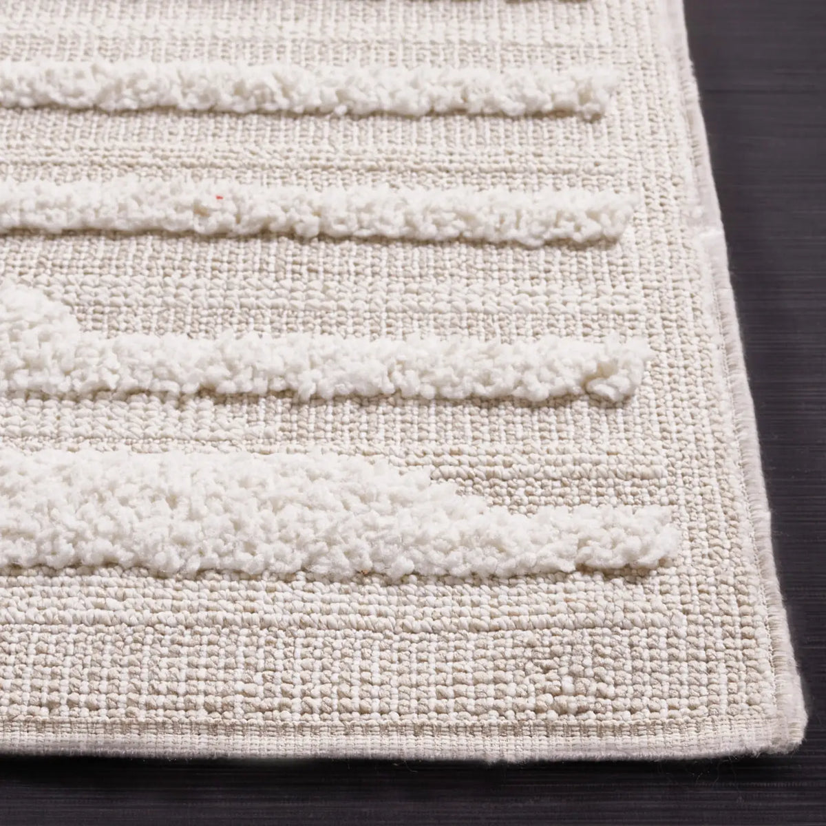Safavieh Trends 4'-0" x 6'-0" Rug in Beige / Ivory