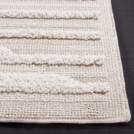 Safavieh Trends 4'-0" x 6'-0" Rug in Beige / Ivory