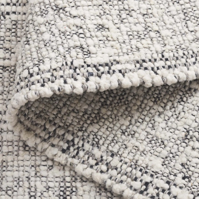 Safavieh Manhattan 4'-0" x 6'-0" Rug in Ivory / Black