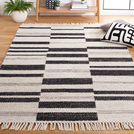 Safavieh Natura 4'-0" x 6'-0" Rug in Ivory / Black