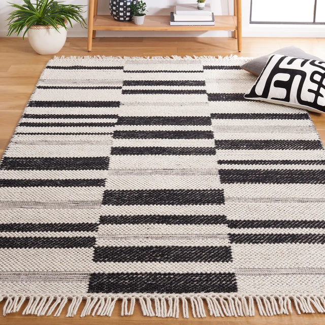 Safavieh Natura 4'-0" x 6'-0" Rug in Ivory / Black