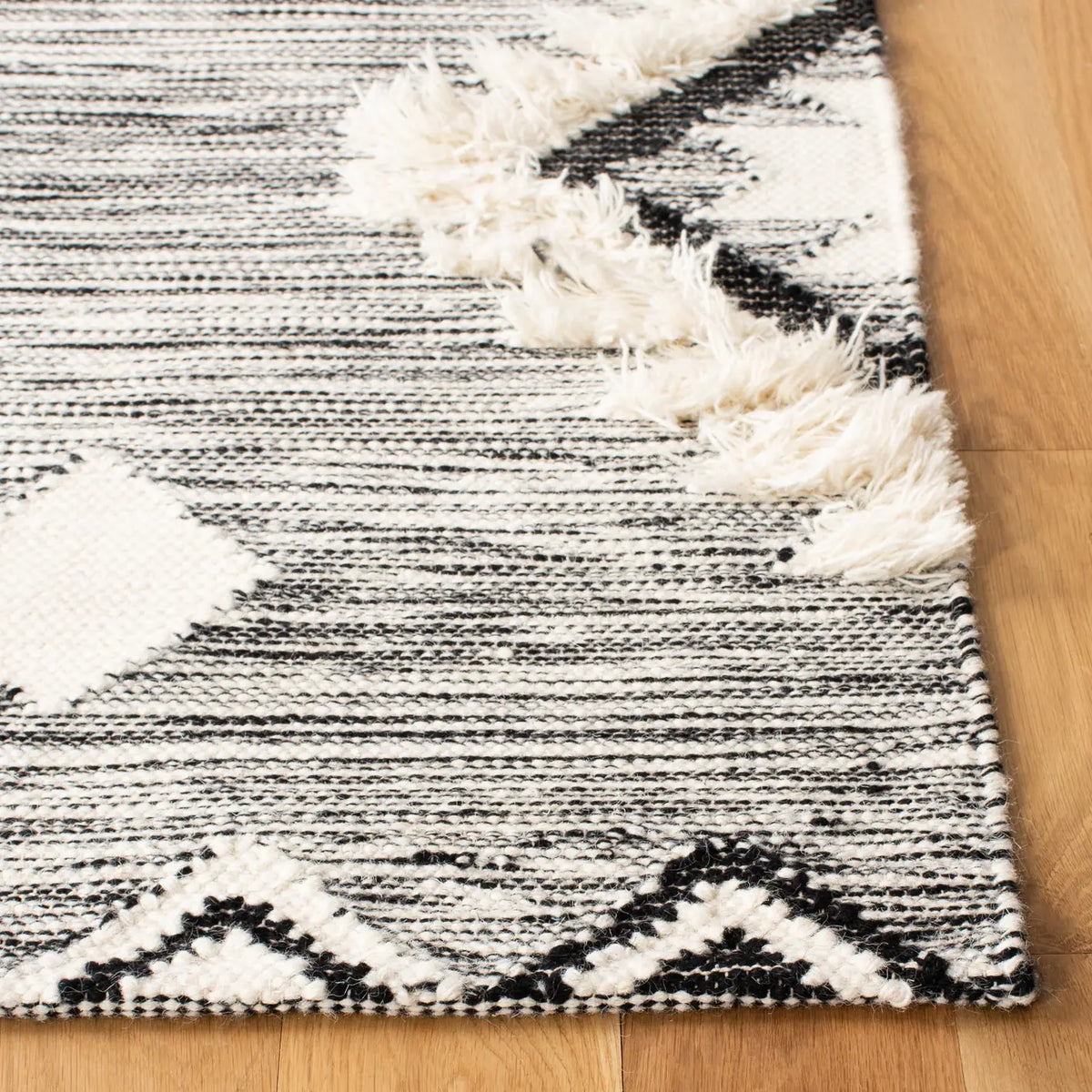 Safavieh Kenya 4'-0" x 6'-0" Rug in Black / Ivory