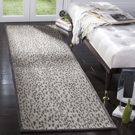Safavieh Marbella 2'-3" x 6'-0" Rug in Light Grey / Dark Grey