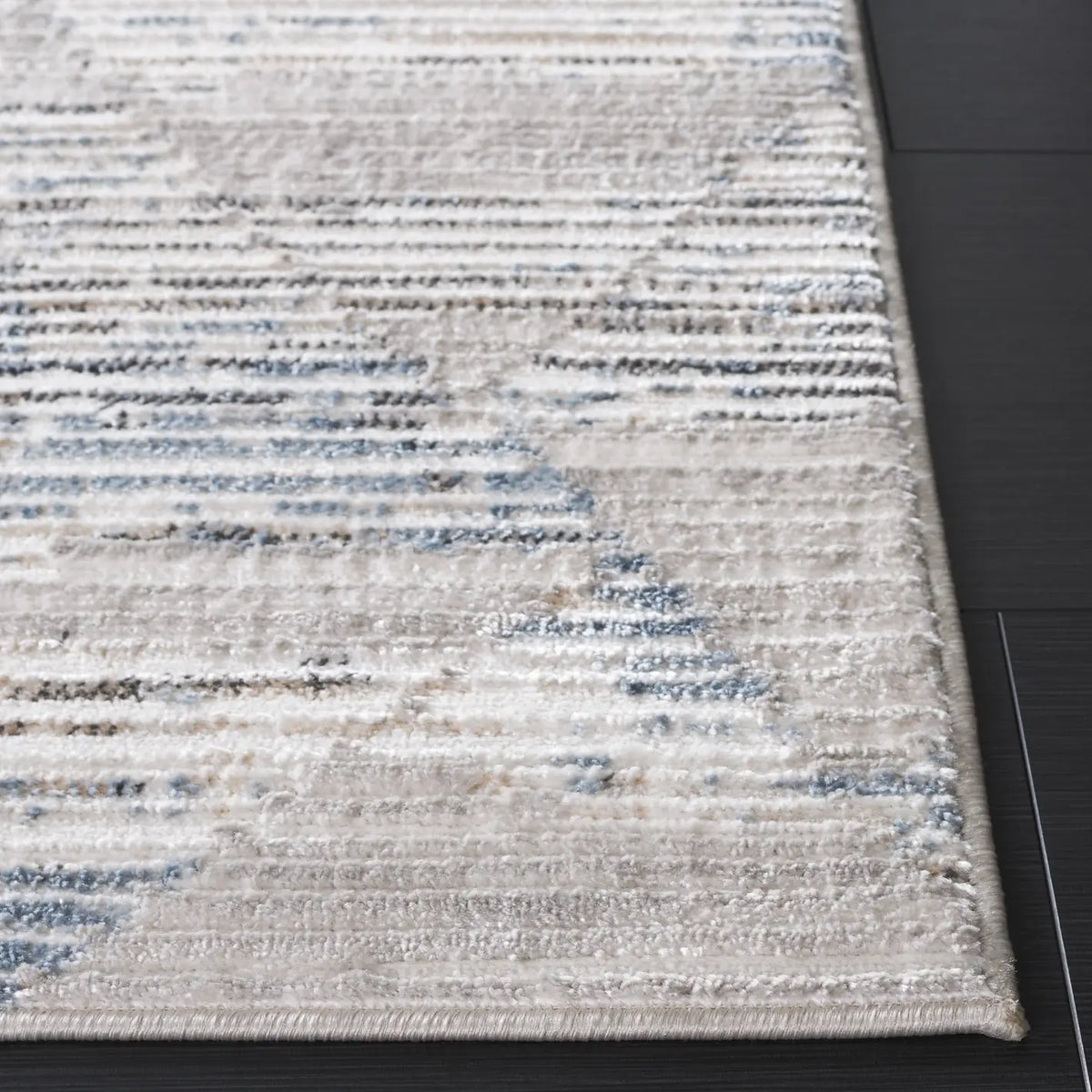 Safavieh Quincy 4'-0" x 6'-0" Rug in Ivory / Beige
