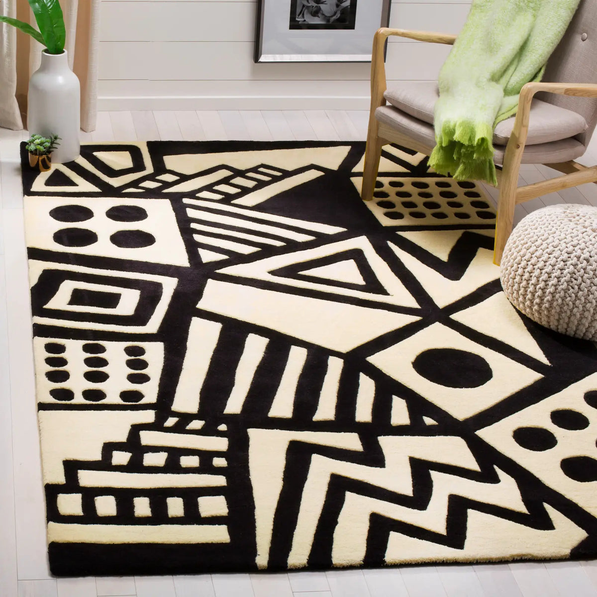 Safavieh Fifth Avenue 5'-0" x 8'-0" Rug in Ivory / Black