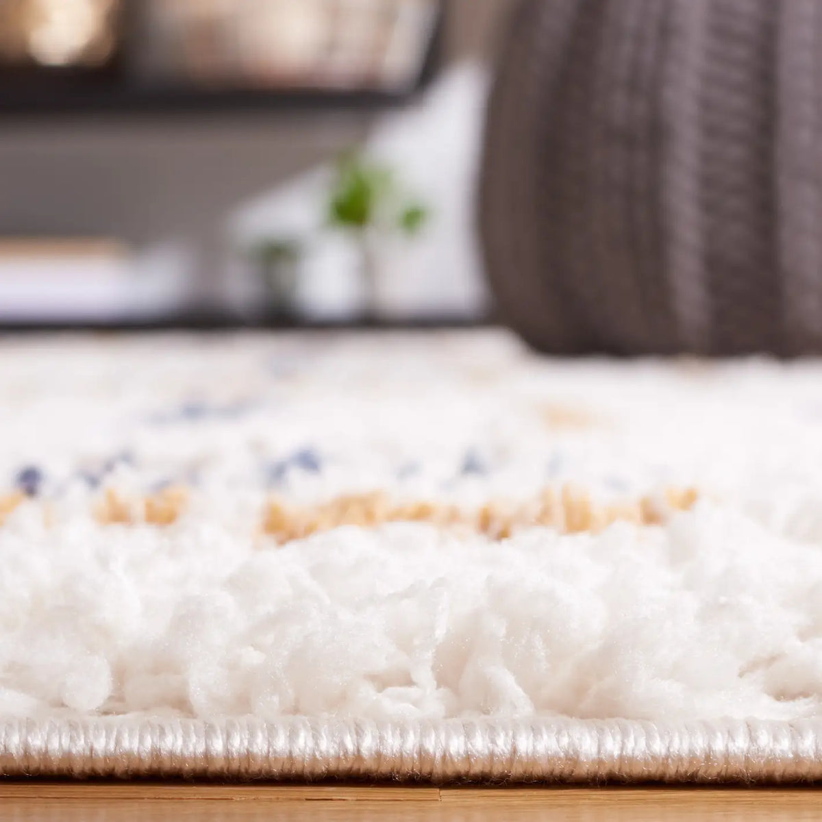 Safavieh Calico Shag 4'-0" x 6'-0" Rug in Ivory / Gold