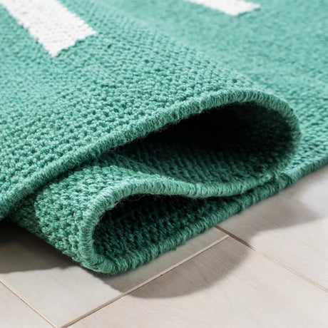 Safavieh Montauk 4'-0" x 6'-0" Rug in Dark Green / Ivory