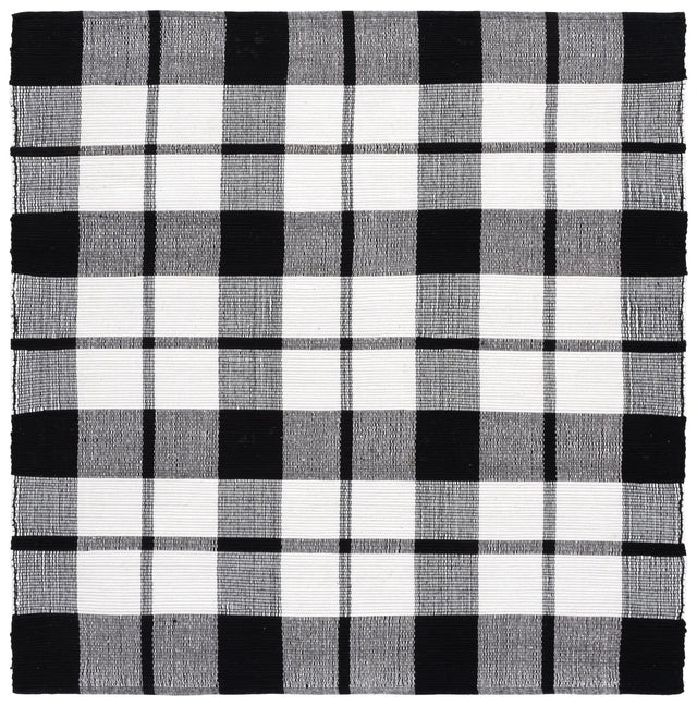 Safavieh Montauk 6'-0" x 6'-0" Rug in Black / Ivory