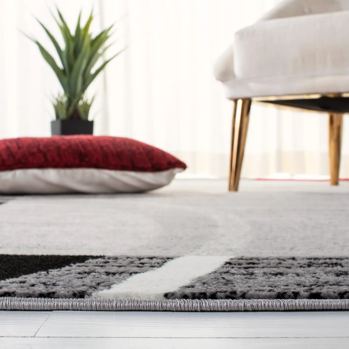 Safavieh Skyler 4'-5" x 6'-5" Rug in Grey / Red