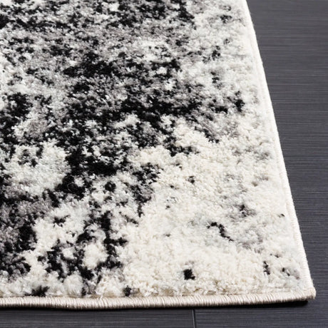 Safavieh Tulum 4'-0" x 6'-0" Rug in Ivory / Black
