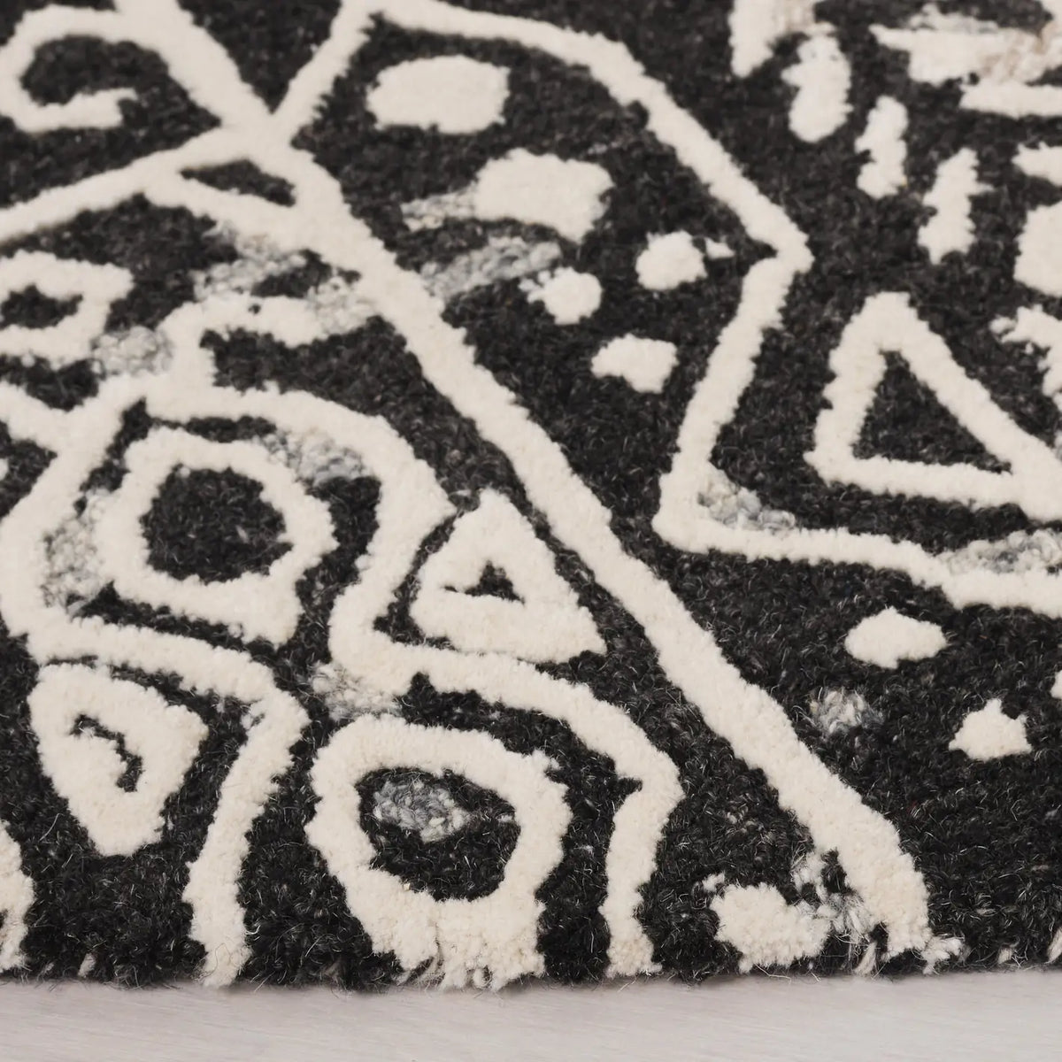 Safavieh Ebony 6'-0" x 6'-0" Rug in Black / Ivory