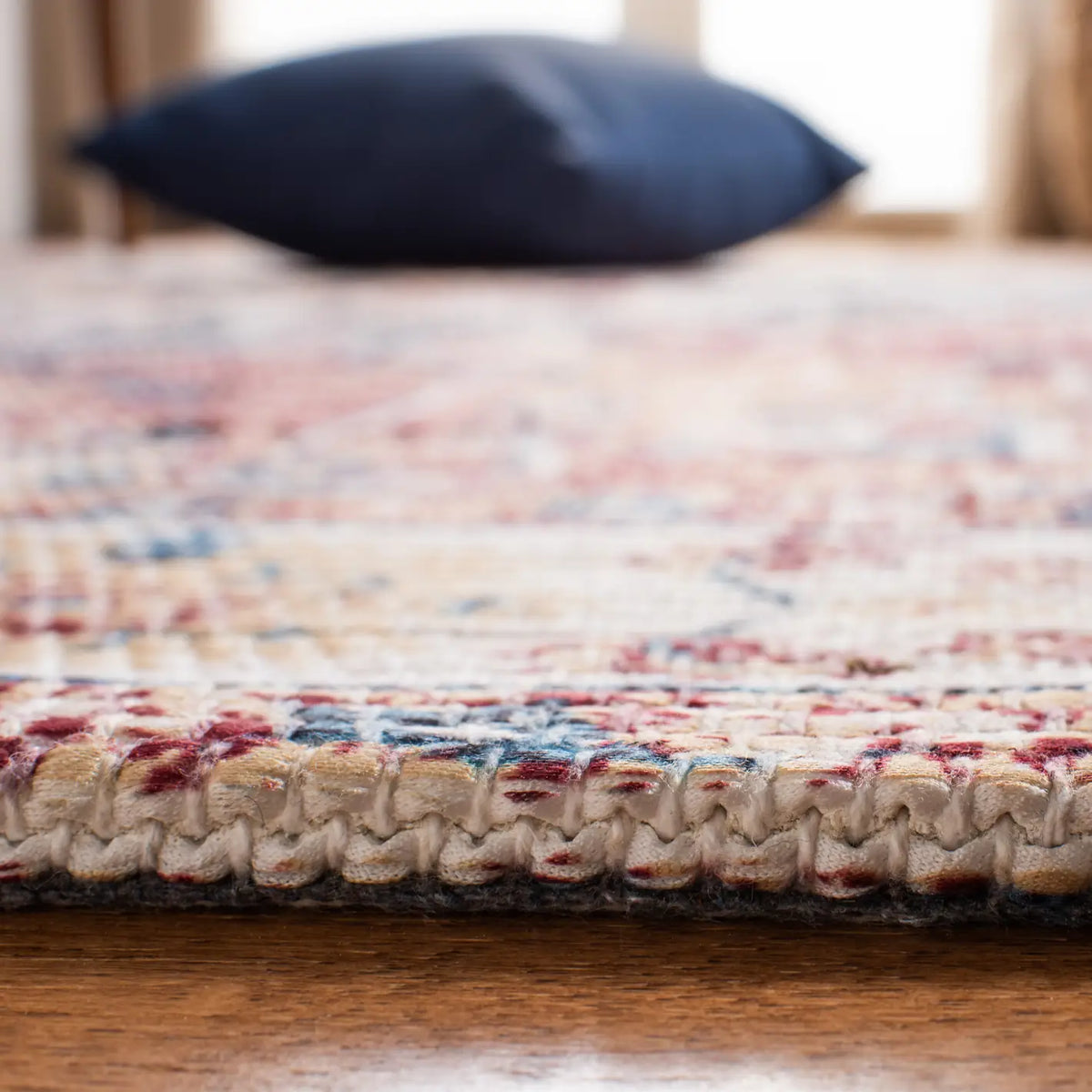 Safavieh Saffron 4'-0" x 6'-0" Rug in Beige / Blue