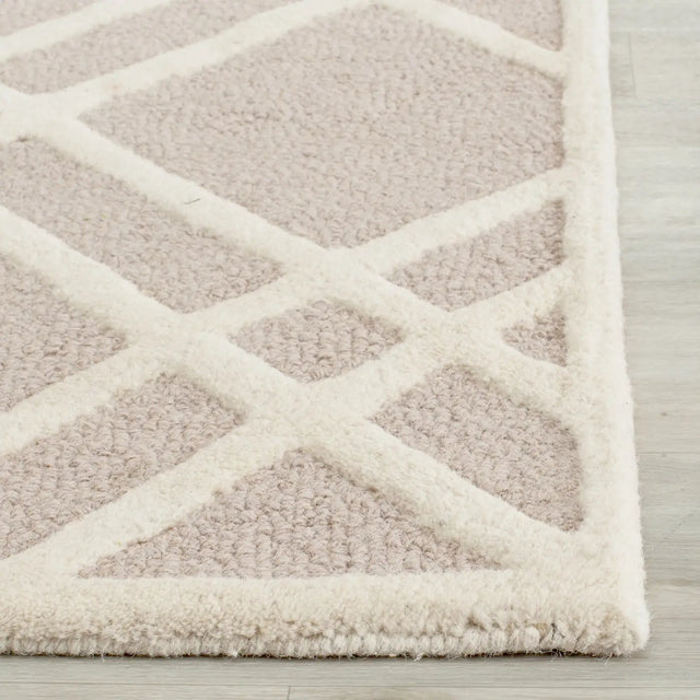 Safavieh Cambridge 2'-6" x 6'-0" Rug in Beige / Ivory