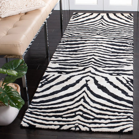 Safavieh Soho 2'-6" x 10'-0" Rug in White / Black