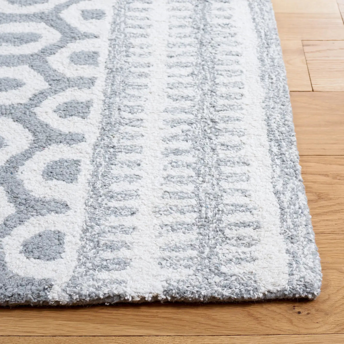 Safavieh Capri 4'-0" x 6'-0" Rug in Ivory / Grey