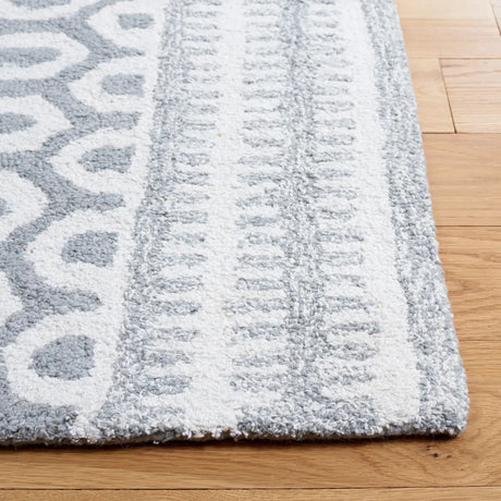 Safavieh Capri 4'-0" x 6'-0" Rug in Ivory / Grey