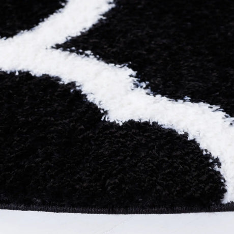 Safavieh Tahoe Shag 6'-7" x 6'-7" Rug in Black / White