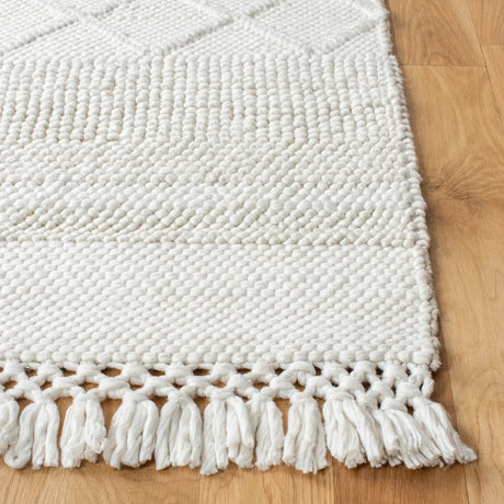 Safavieh Casablanca 4'-0" x 6'-0" Rug in Ivory