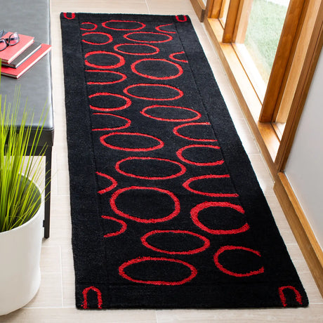 Safavieh Soho 2'-6" x 12'-0" Rug in Black / Red