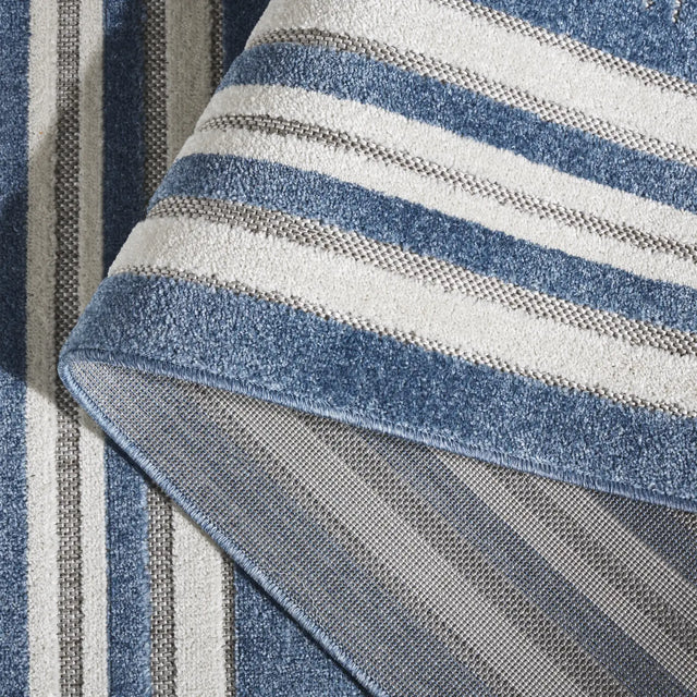 Safavieh Cabana 4'-5" x 6'-5" Rug in Light Blue / Ivory