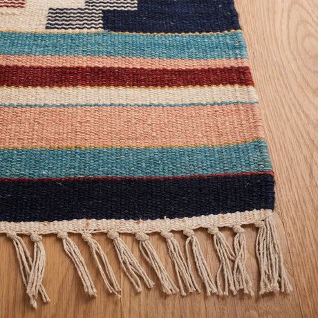 Safavieh Kilim 4'-0" x 6'-0" Rug in Light Pink / Blue