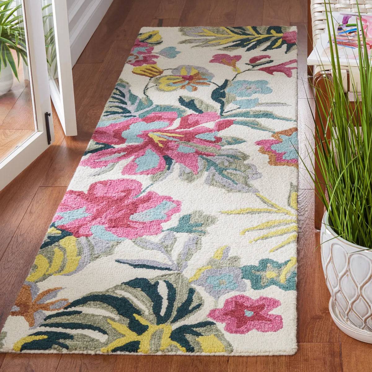 Safavieh Jardin 2'-3" x 8'-0" Rug in Ivory / Pink
