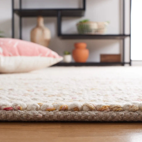Safavieh Natura 4'-0" x 6'-0" Rug in Red / Ivory