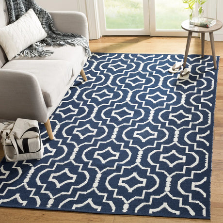 Safavieh Montauk 4'-0" x 6'-0" Rug in Navy / Ivory