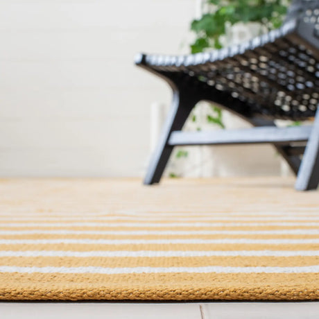 Safavieh Montauk 4'-0" x 6'-0" Rug in Gold / Ivory