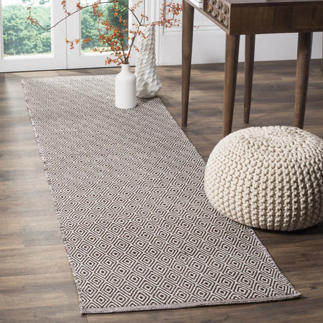 Safavieh Montauk 2'-3" x 6'-0" Rug in Ivory / Chocolate