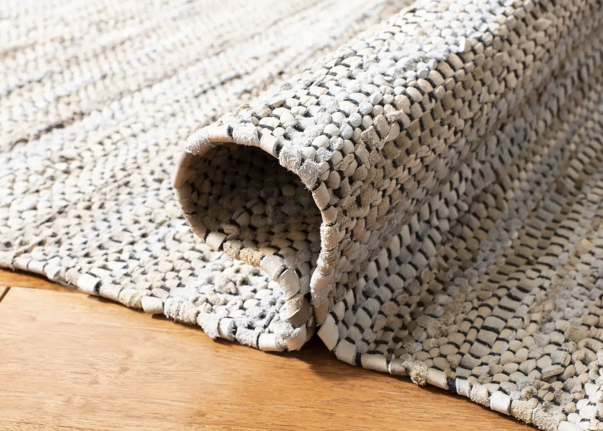 Safavieh Vintage Leather 4'-0" x 6'-0" Rug in Beige / Multi