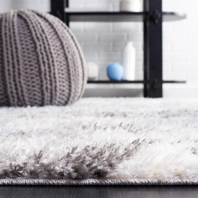 Safavieh Lindsay Shag 4'-0" x 6'-0" Rug in Grey / Blue Ivory
