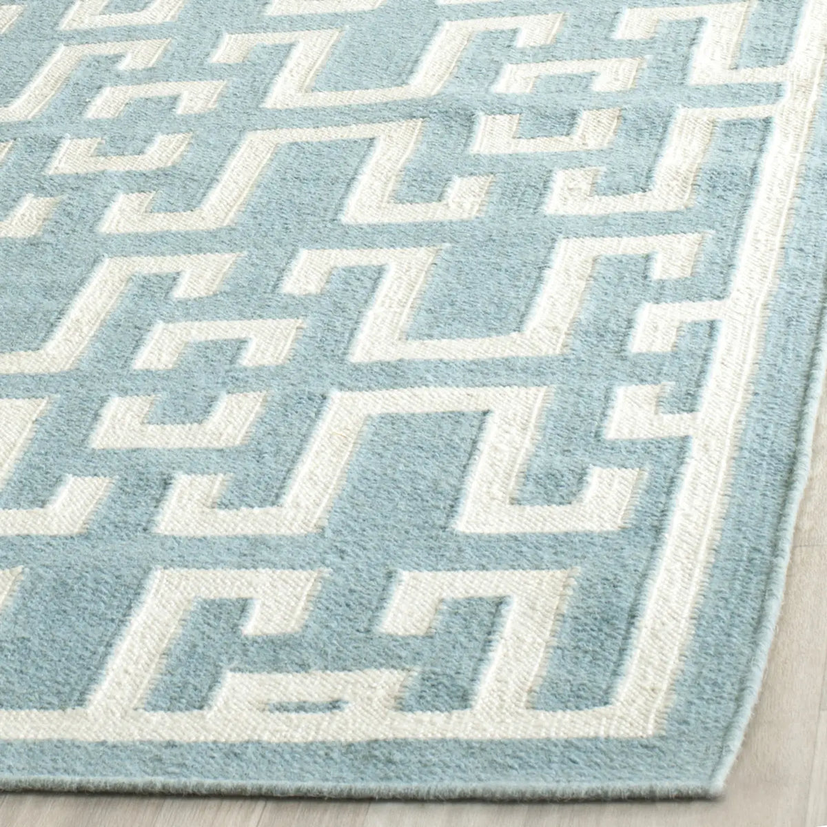 Safavieh Dhurries 4'-0" x 6'-0" Rug in Seafoam / Ivory