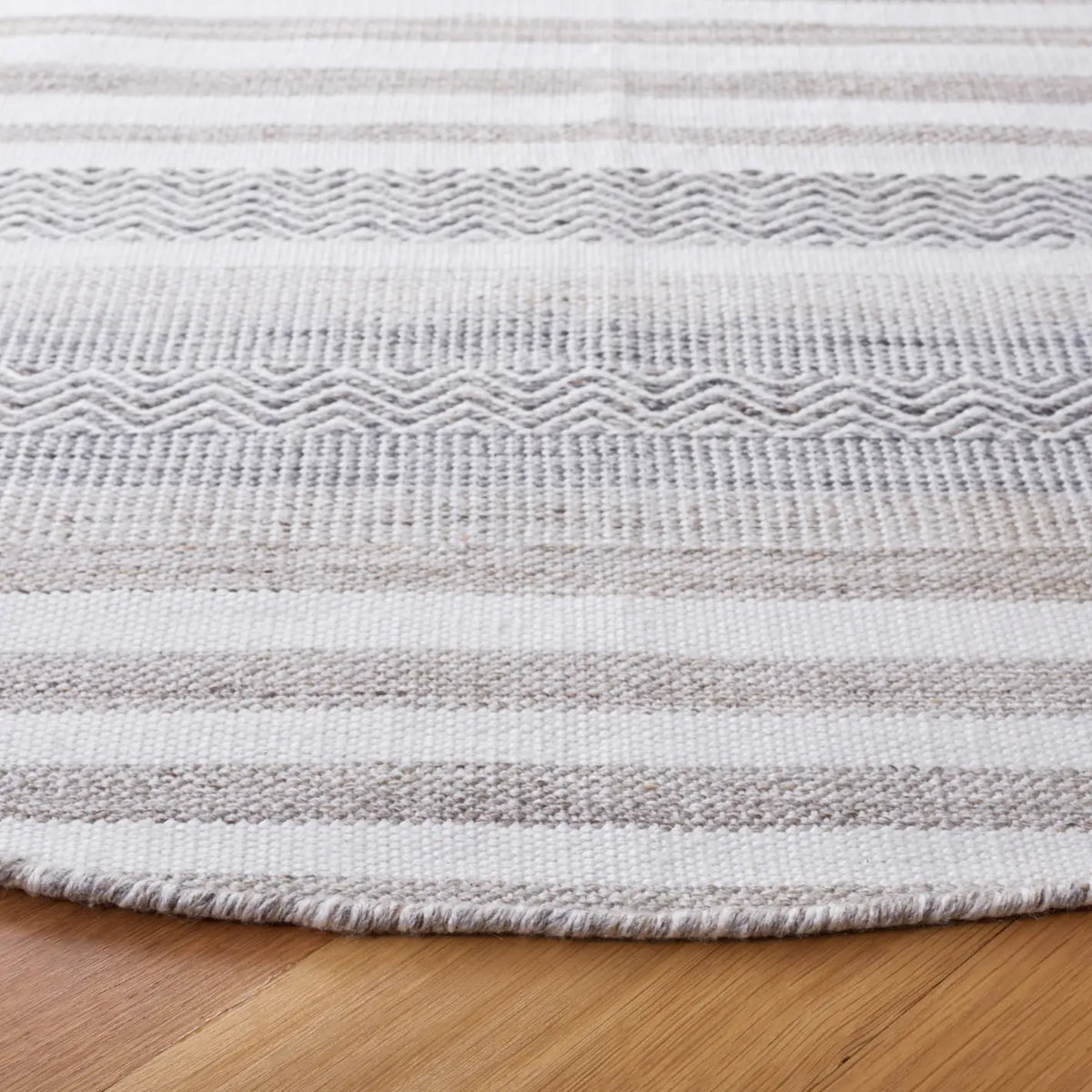 Safavieh Kilim 6'-0" x 6'-0" Rug in Ivory / Charcoal