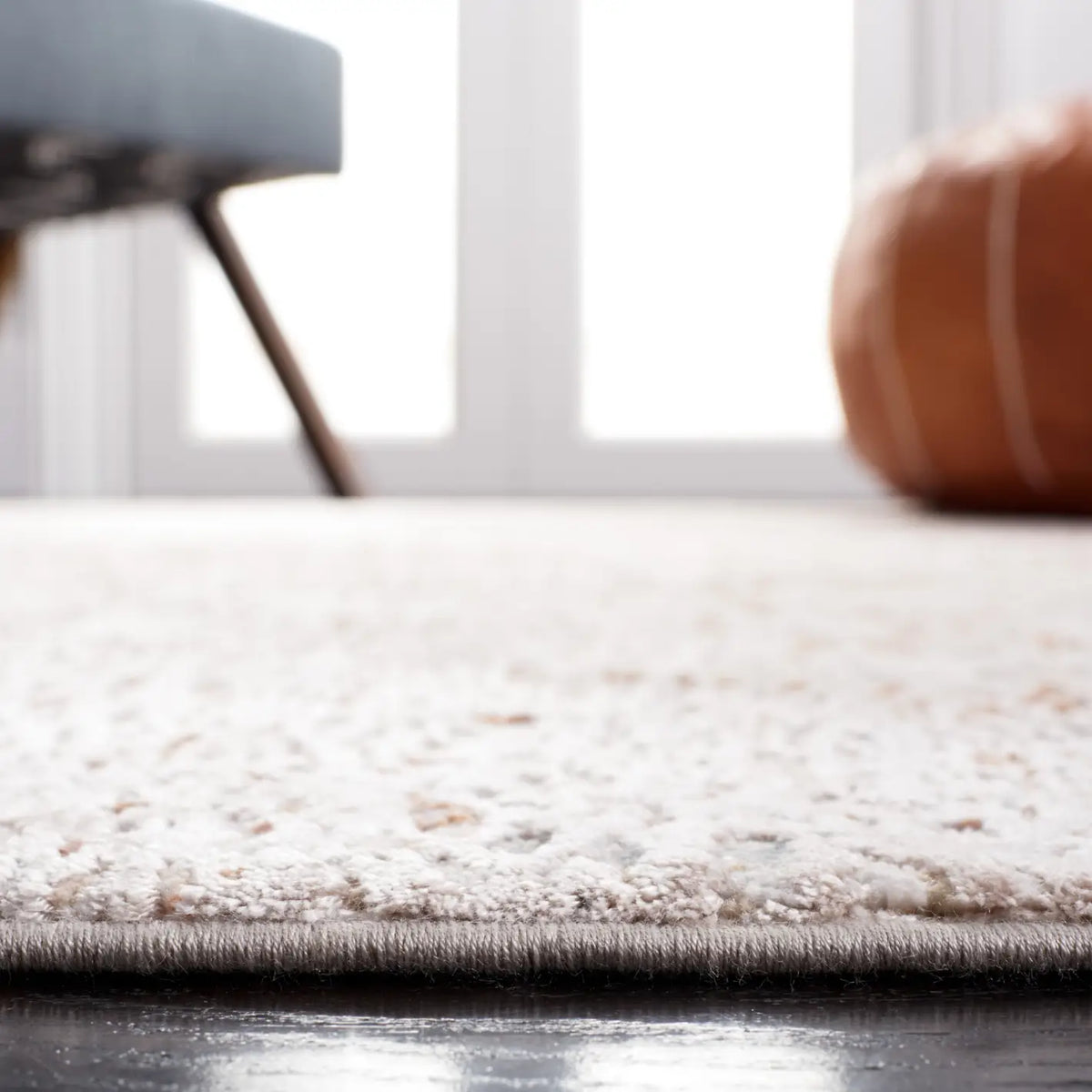 Safavieh Marmara 4'-0" x 6'-0" Rug in Beige / Blue Rust