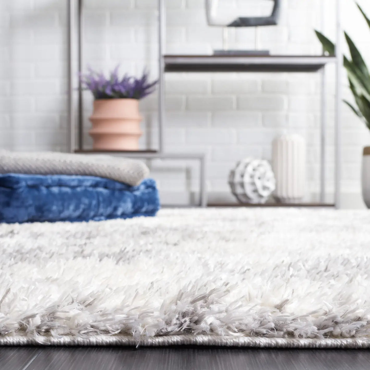 Safavieh Lindsay Shag 4'-0" x 6'-0" Rug in Ivory / Grey