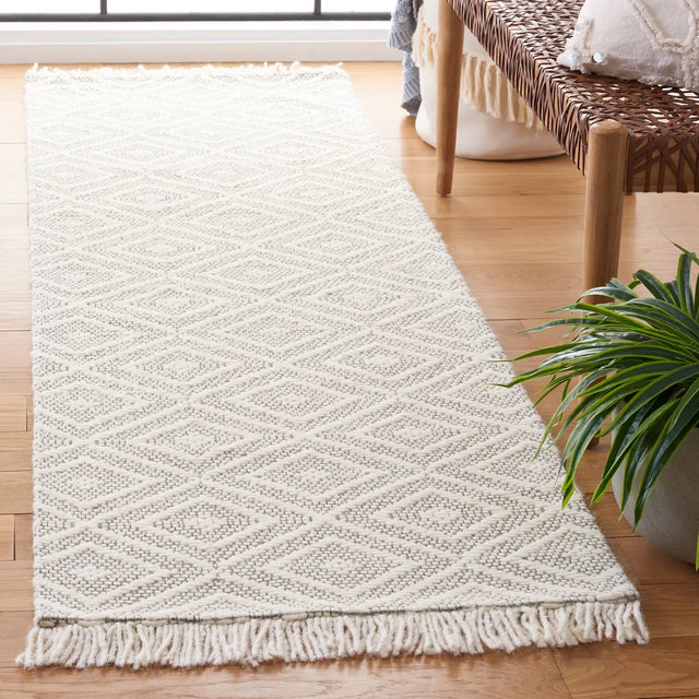 Safavieh Marbella 2'-3" x 8'-0" Rug in Ivory / Grey