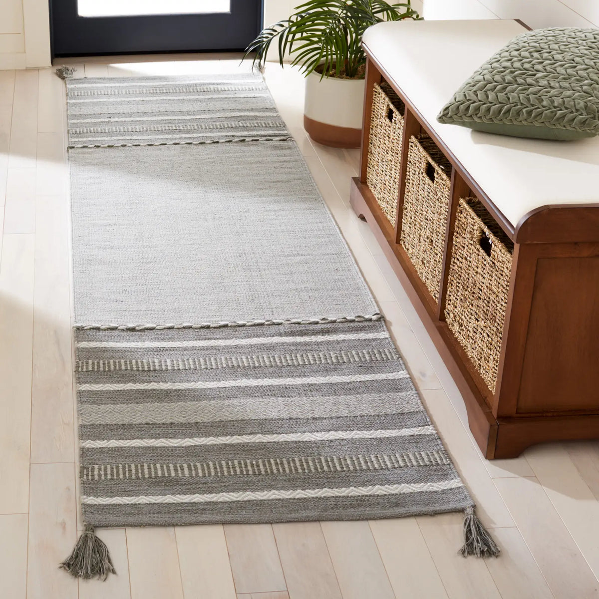 Safavieh Montauk 2'-3" x 8'-0" Rug in Grey / Ivory