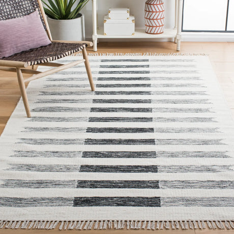 Safavieh Kilim 4'-0" x 6'-0" Rug in Ivory / Black