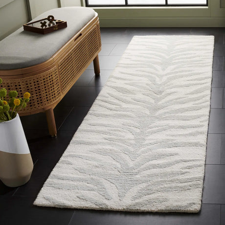 Safavieh Ebony 2'-3" x 8'-0" Rug in Green / Ivory