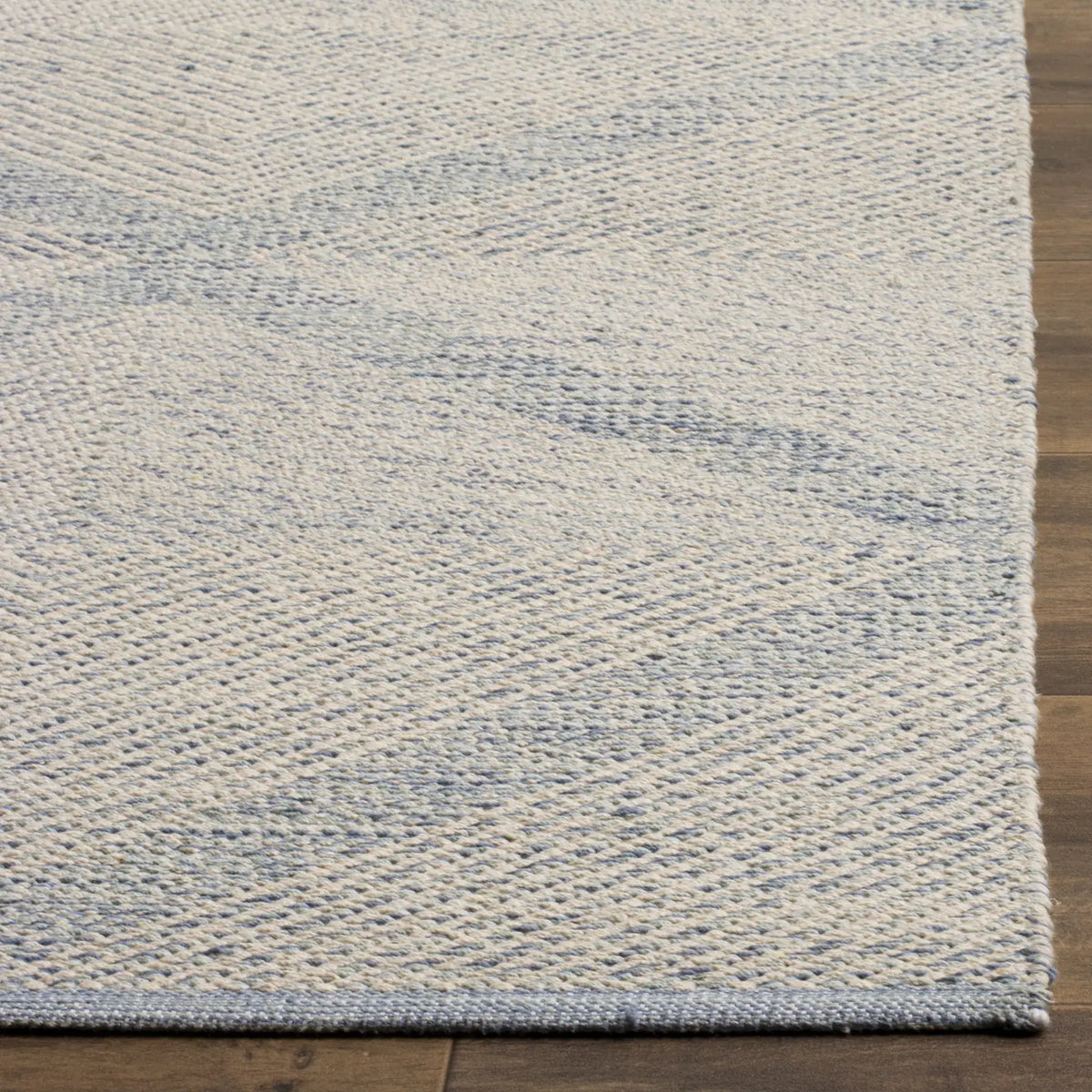 Safavieh Montauk 4'-0" x 6'-0" Rug in Light Blue