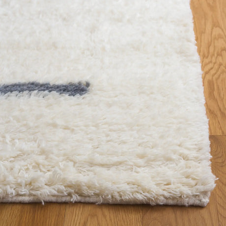 Safavieh Kenya 4'-0" x 6'-0" Rug in Ivory / Grey